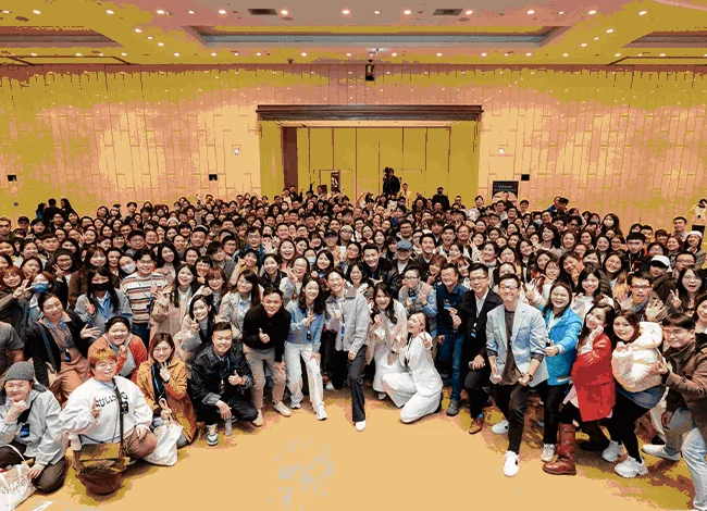2025 年會大合照，數百位參加者在會場合影