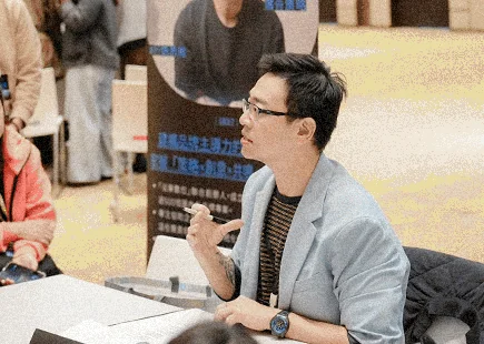 去年年會的跑桌現場,講者和參加者圍桌討論